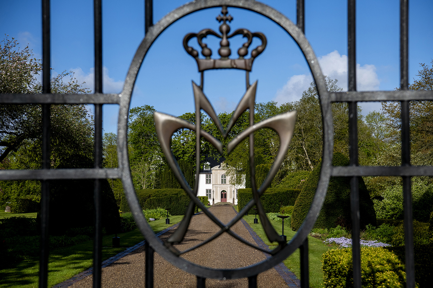 Schakenborg Slot set igennem lågen