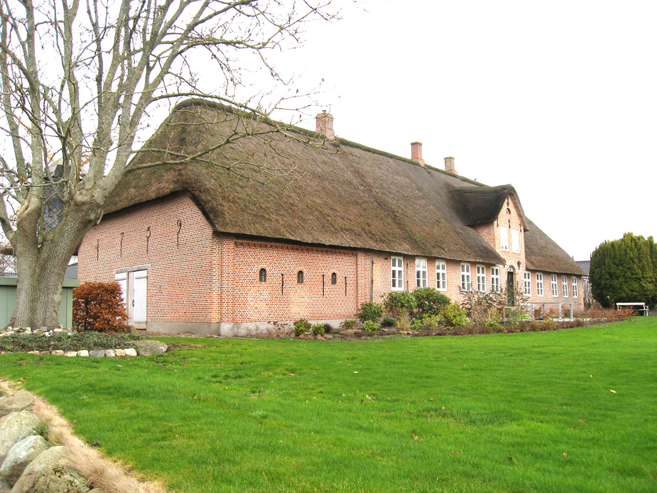 Rødt hus med stråtag