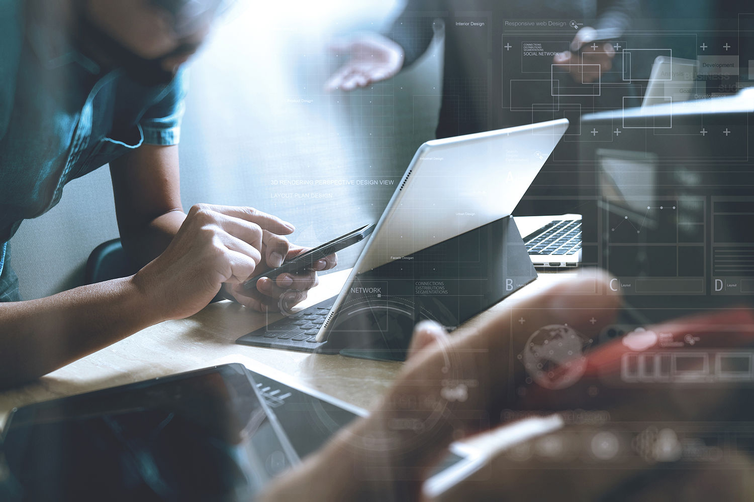 En mand kigger på en computer