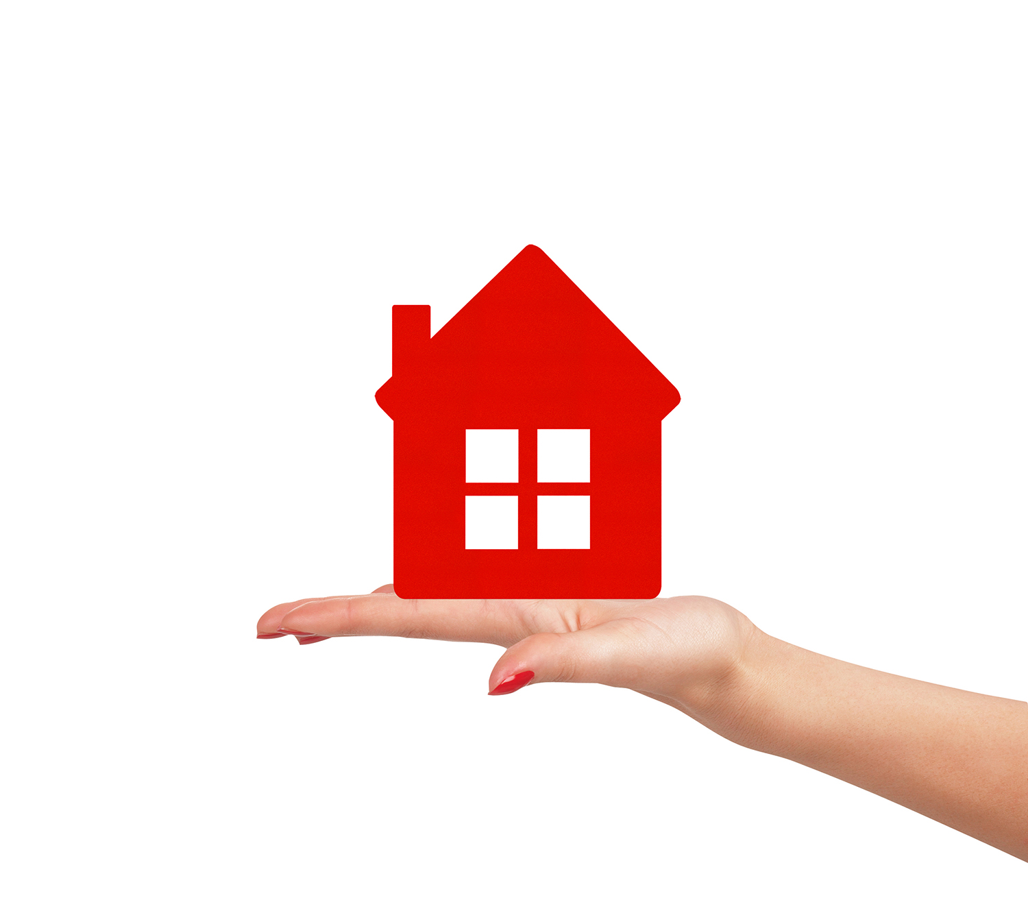 Dame der holder et lille rødt hus i hendes hånd