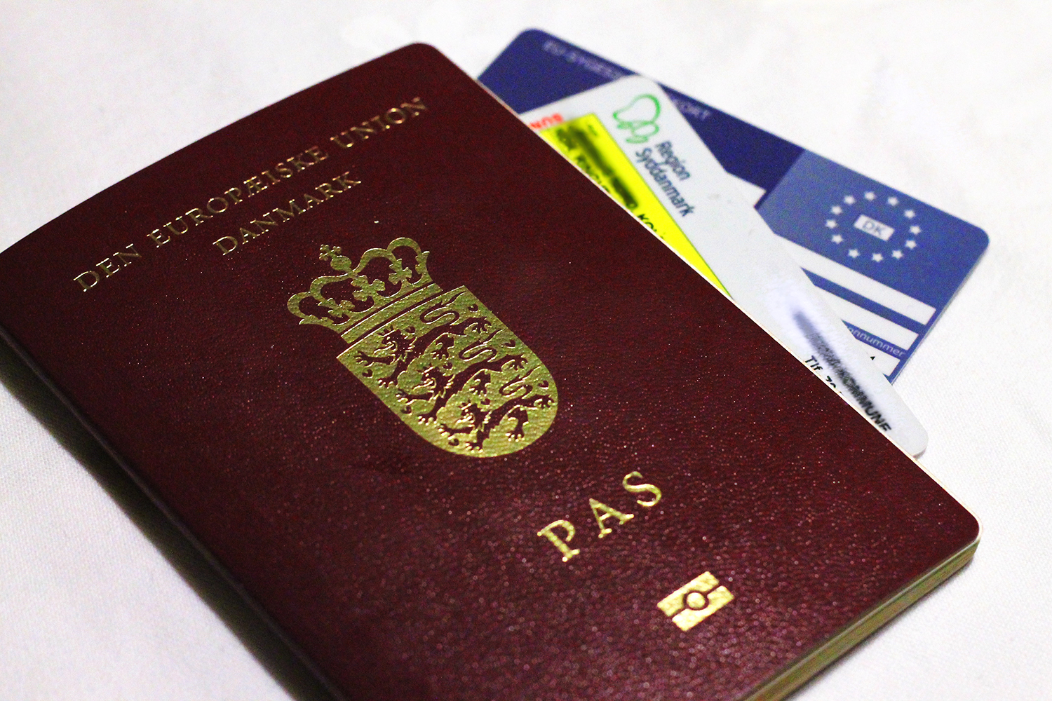 Pas, sygesikringsbevis og et blå sygesikringsbevis