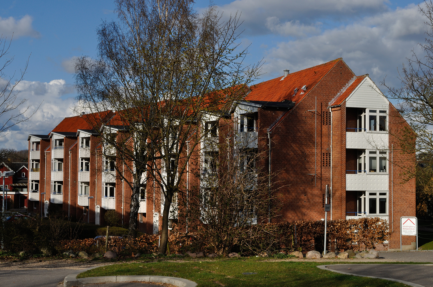 En boligblok med lejligheder i flere etager