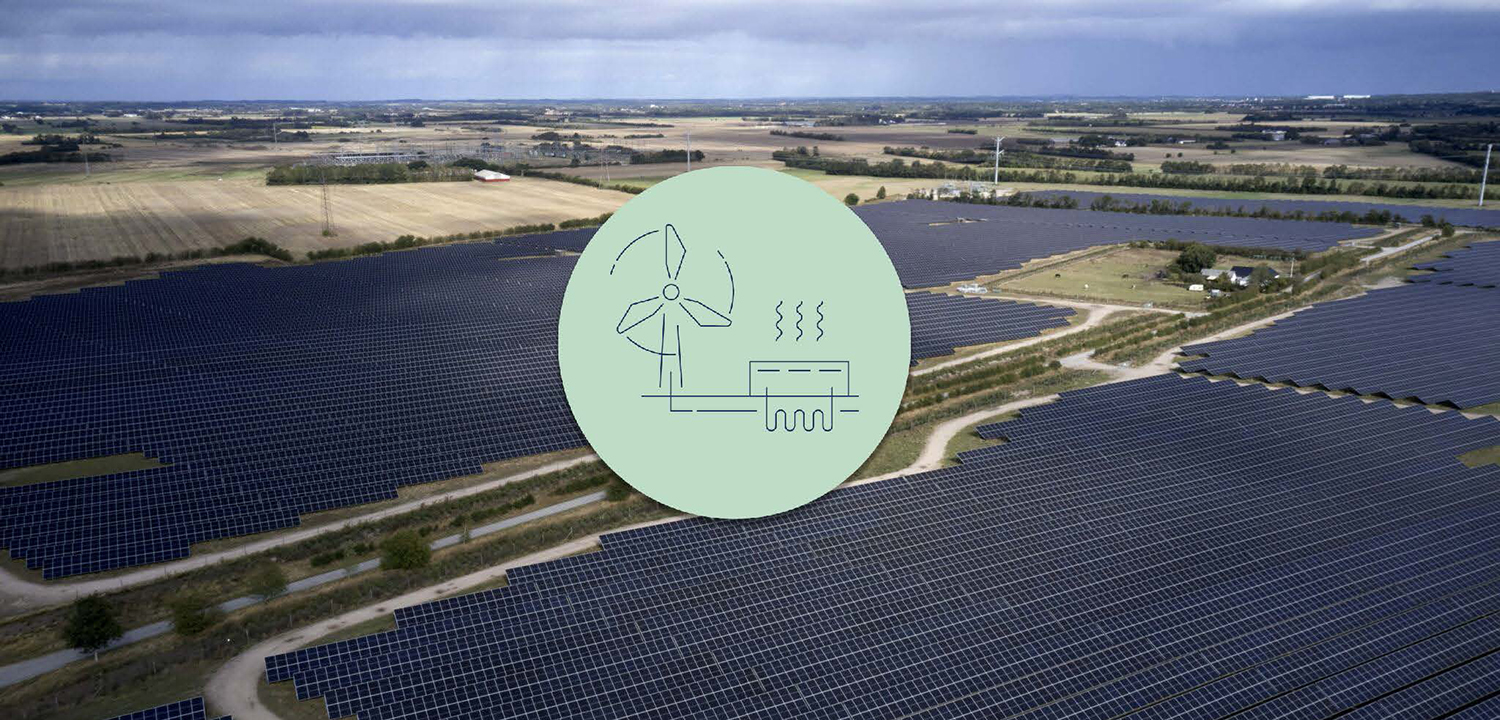 Dronebillede af solcellepark