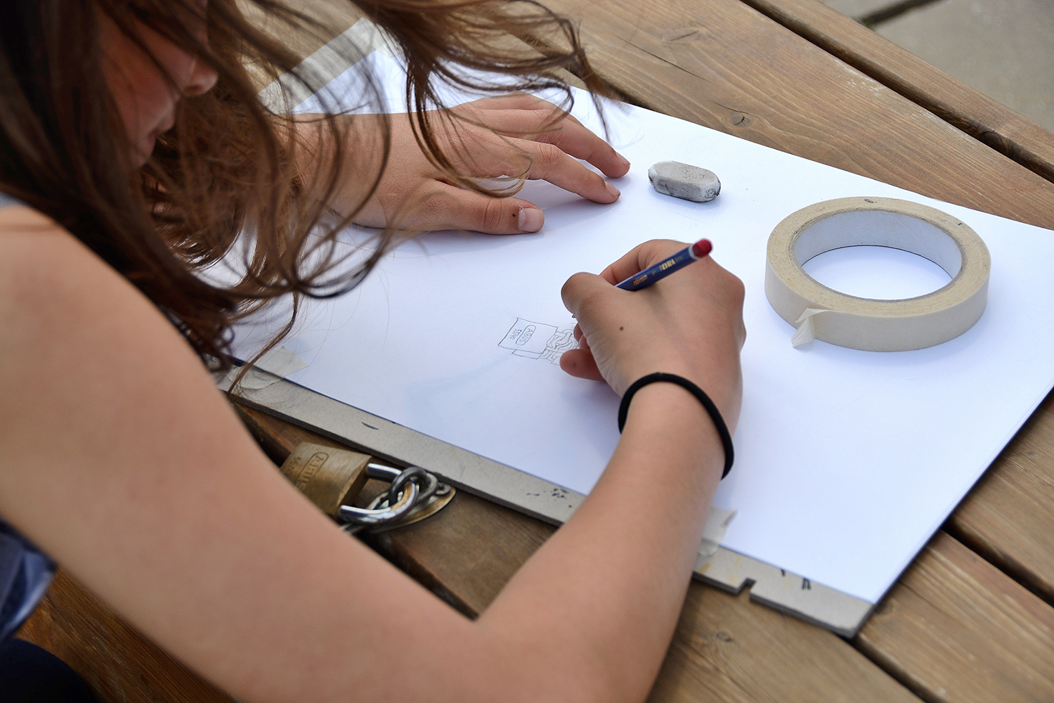 Pige der er ved at tegne en hængelås