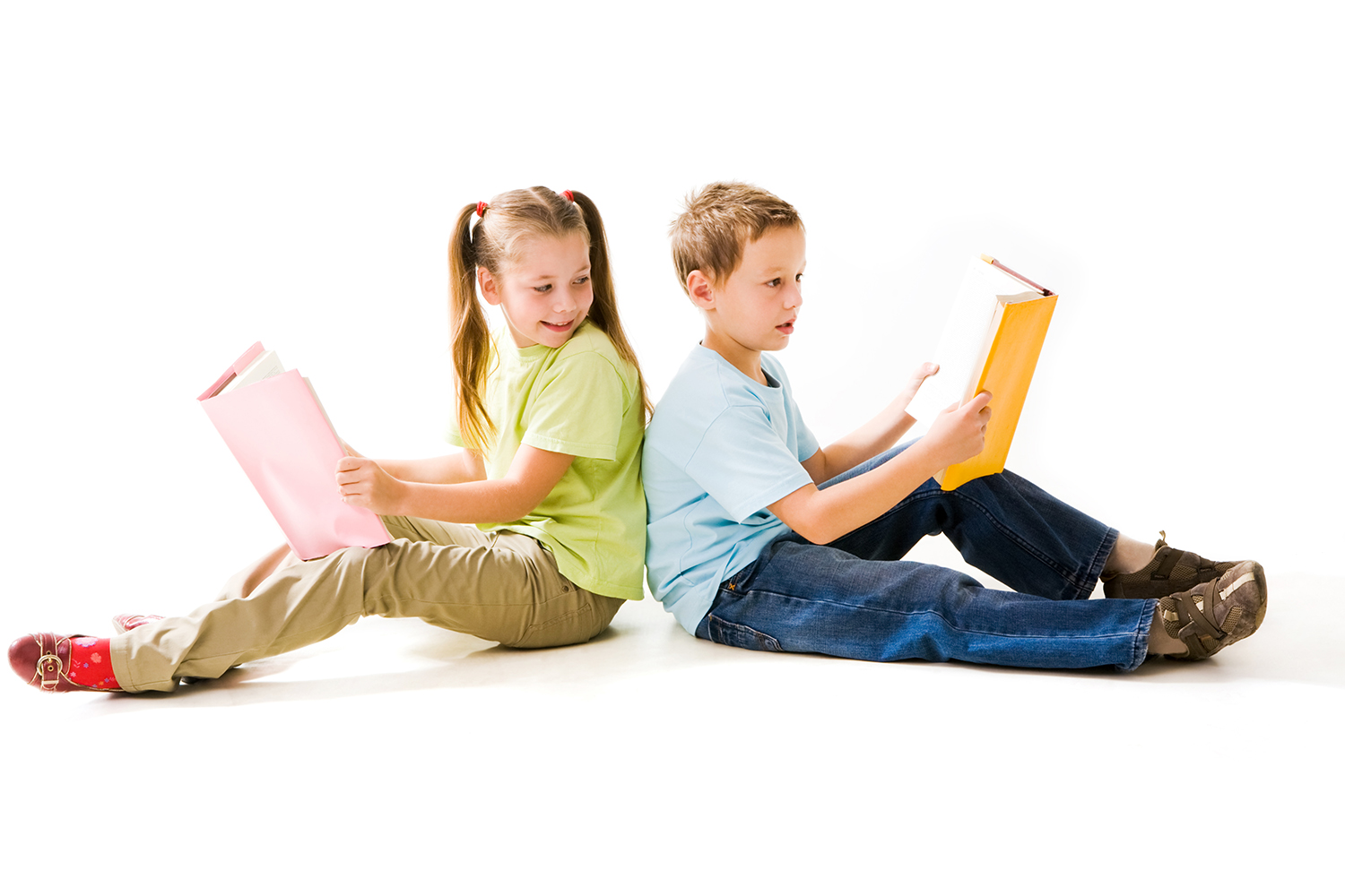 En pige og en dreng sidder med ryggen mod hinanden og læser i hver deres bog