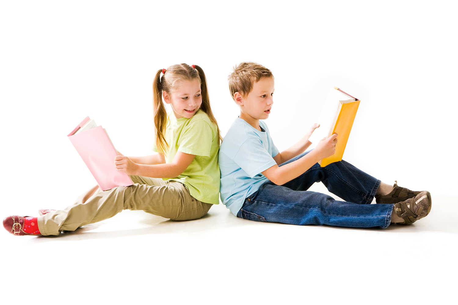 En pige og en dreng sidder med ryggen mod hinanden og læser i hver deres bog
