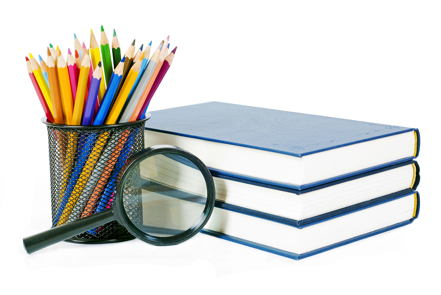 En stak bøger, en lup og nogle farveblyanter i en holder