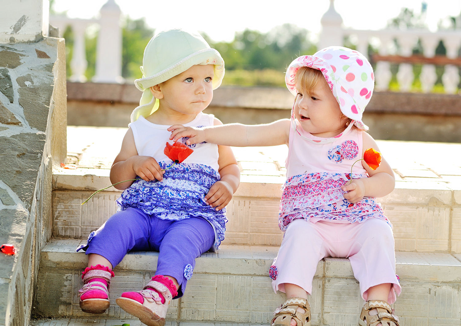 2 små piger der sidder på en trappe