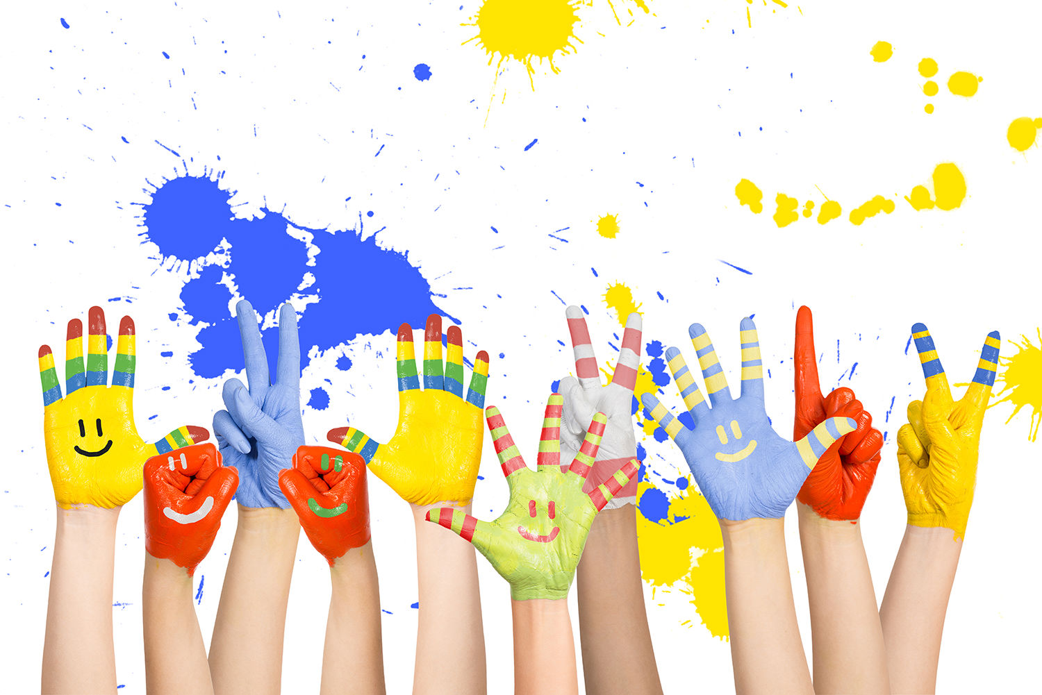 10 hænder der er malet i forskellige farver