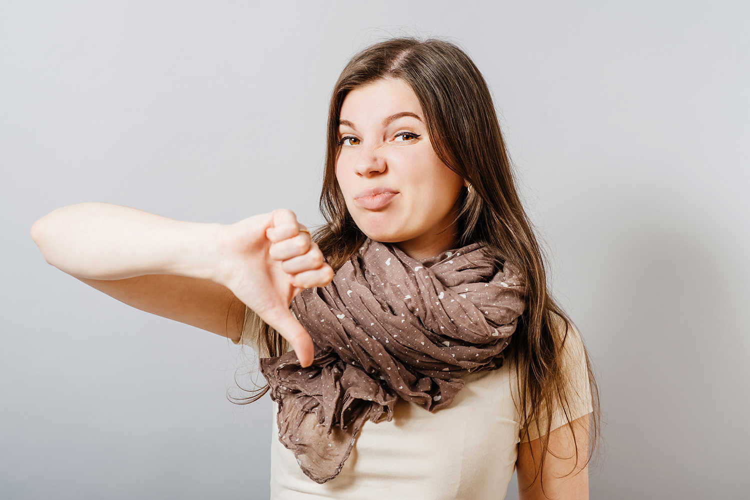 Dame der vender tommelfingeren nedad