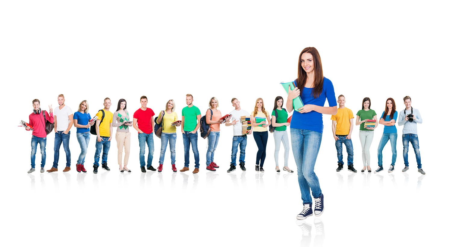Række af unge mennesker, der står med bøger i hånden og tasker på ryggen
