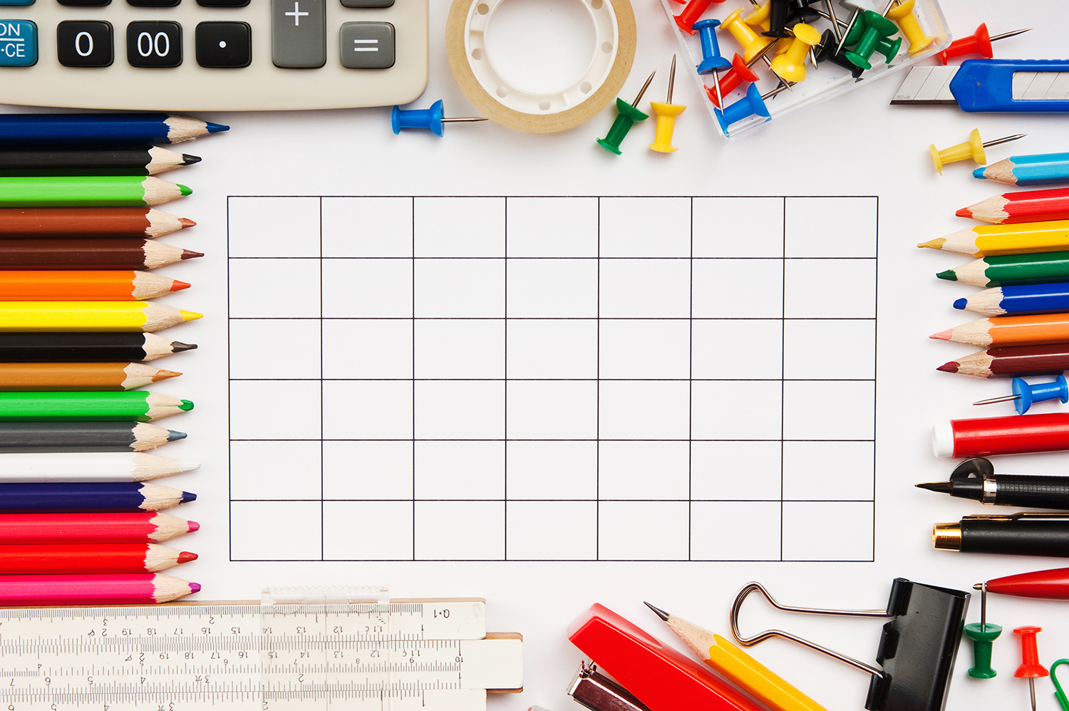 Forskelligt skolemateriale i form af farveblyanter, linial, 