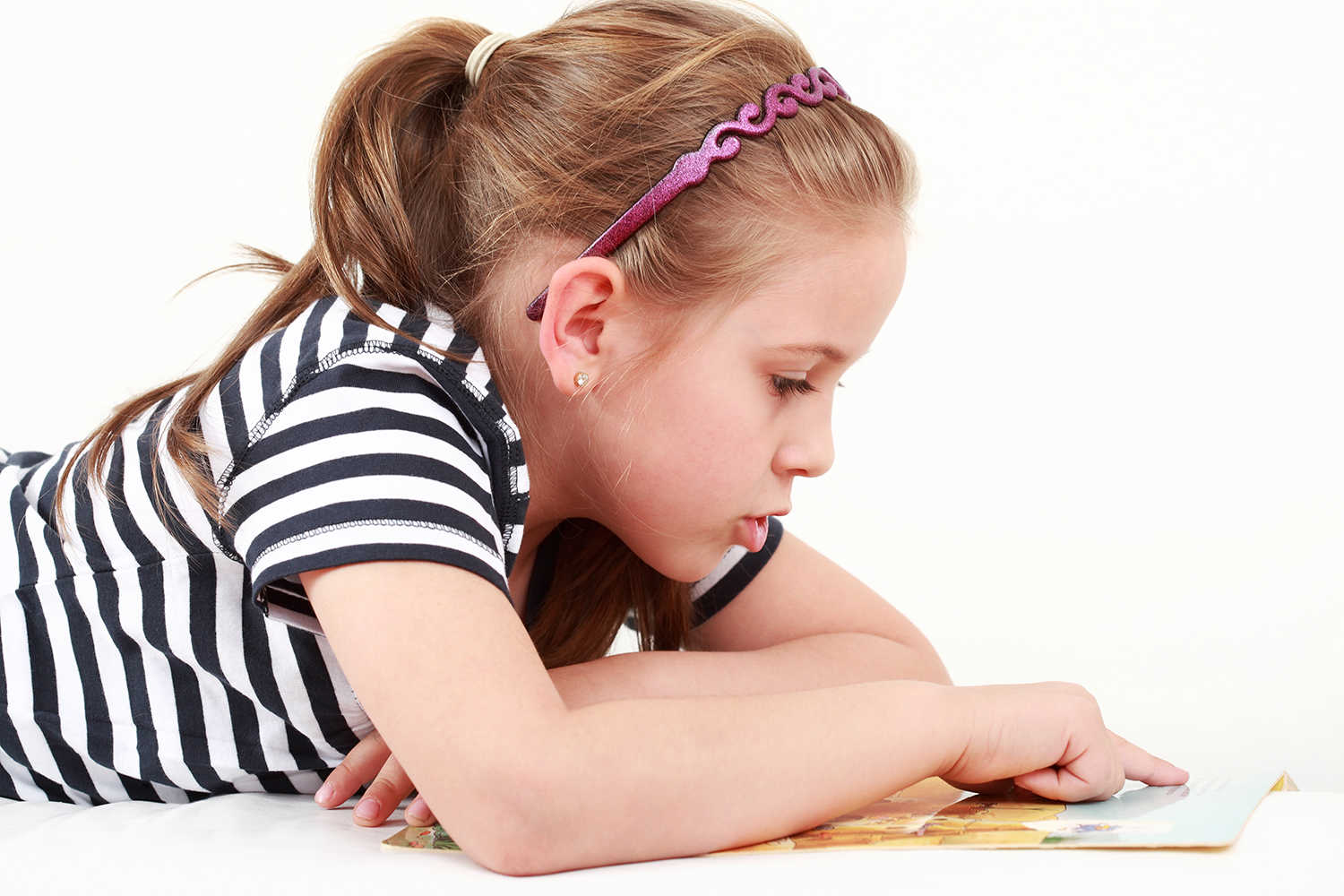 Pige der ligger og læser