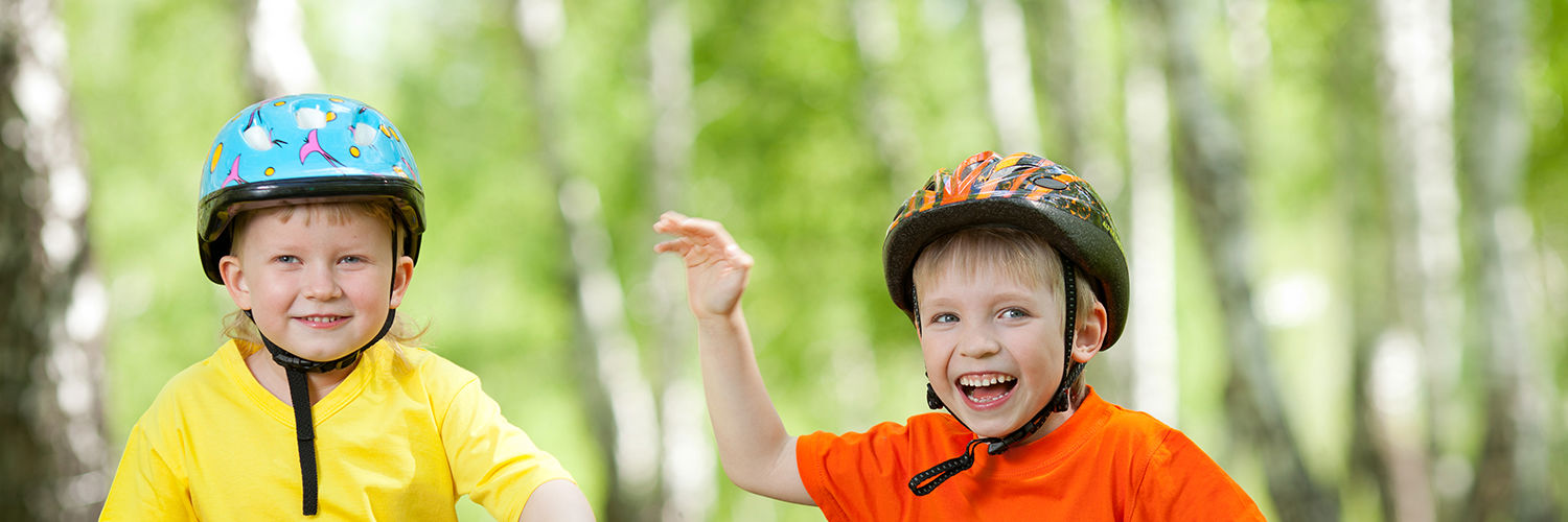 2 glade drenge på cykel