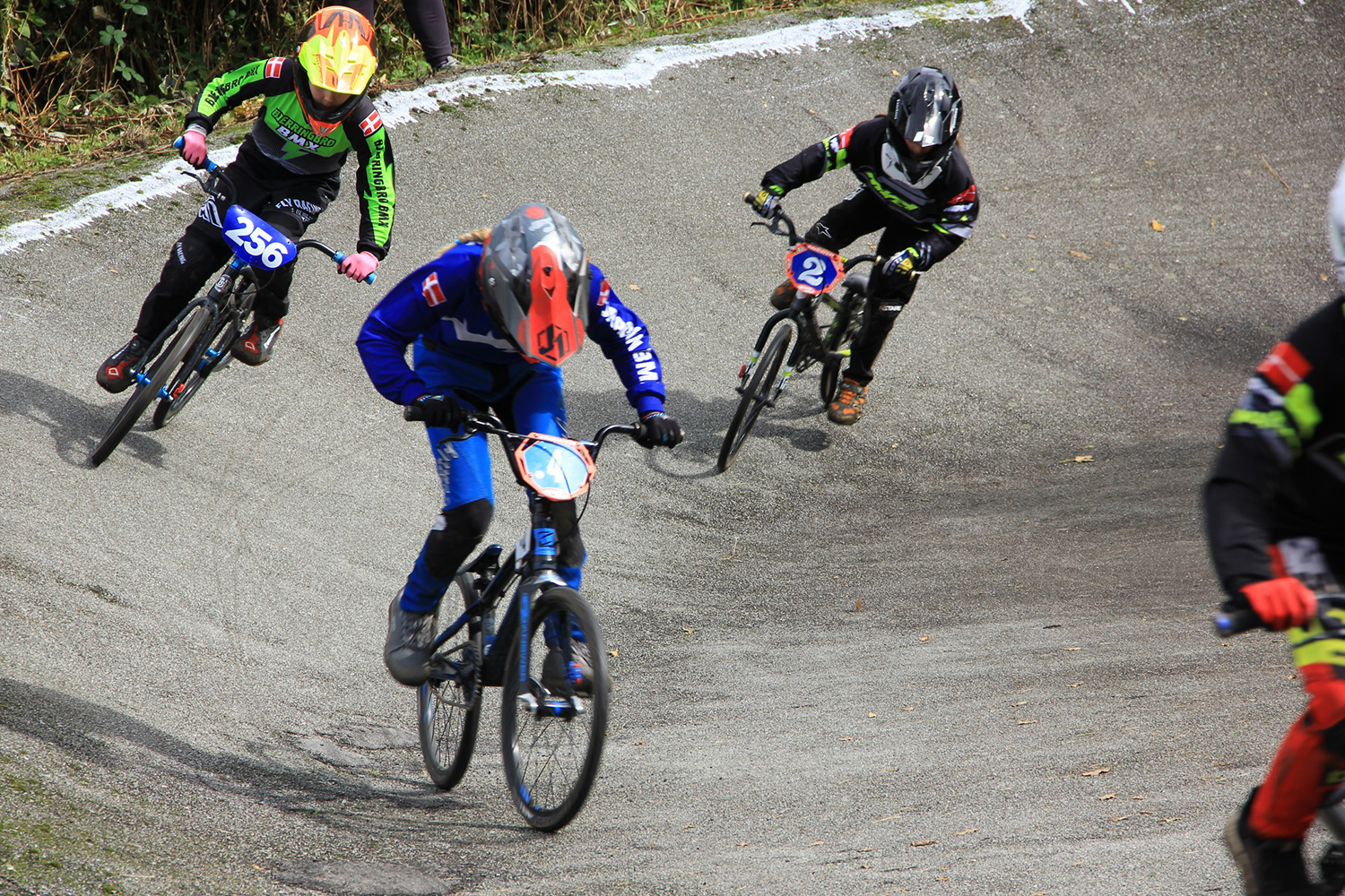 BMX kører på en bane