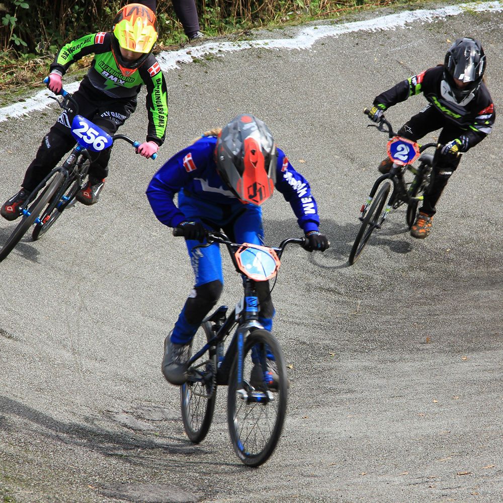 BMX kører på en bane